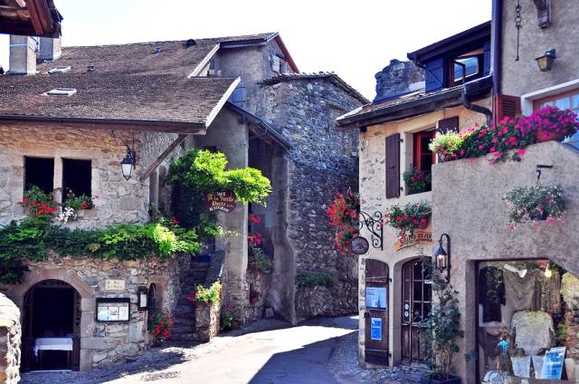 Làng cổ Yvoire – Pháp: Được dạo quanh tại ngôi làng hơn 700 năm tuổi, thư thái khám phá những con tàu lênh đênh trên mặt nước hồ Geneva, chiêm ngưỡng những đường làng nhỏ nhắn rực rỡ trong ngàn sắc hoa...