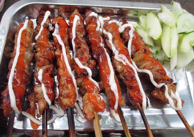 Tuy nhiên, theo nhiều khách nhận định, ngay từ ban đầu, điều khiến quán hút khách chính là giá cả. Thịt xiên nướng 7.000 đồng/xiên, bánh mỳ 3.000 đồng/chiếc, sữa đậu nành 7.000 đồng/cốc. Giá rẻ mà chất lượng món ăn cũng đạt điểm khá (thịt tẩm ướp đậm đà, thơm ngon lại có sáng tạo phủ thêm sốt mayonaise) nên rất nhanh chóng quán là địa chỉ quen thuộc của sinh viên các trường Đại học trong phố Chùa Láng. 