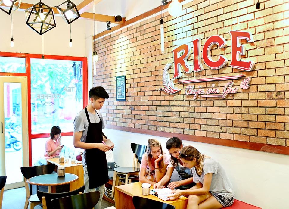 Quán có tên Rice, cũng nằm ở phố Trần Phú (đoạn gần ngã tư giao với Điện Biên Phủ). Quán nhỏ, thiết kế đơn giản nhưng khá lịch sự và ấm cúng. 