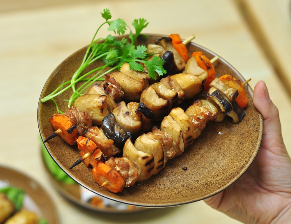 ... hay thịt xiên nấm nướng.