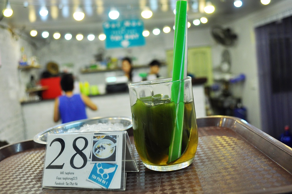 Ngoài ra, diện tích không lớn nhưng quán decor rất sạch sẽ, sáng sủa,