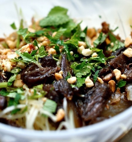 Nằm ngay sát Hồ Gươm, trên con phố cũng có tên gọi Hồ Hoàn Kiếm, quán 