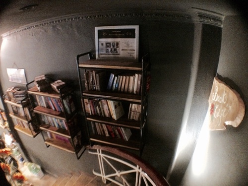  Những kệ sách có mặt trên cả lối lên cầu thang. 