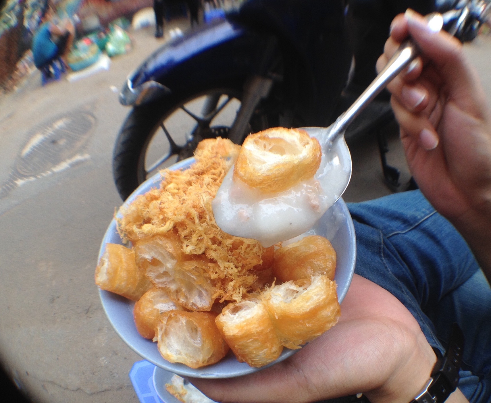 An bung o quan chao suon nuc tieng Ha Noi hinh anh