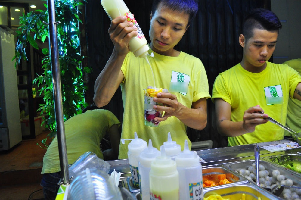 Khách múc hoa quả xong, nhân viên quán sẽ hỗ trợ thêm sữa đặc...