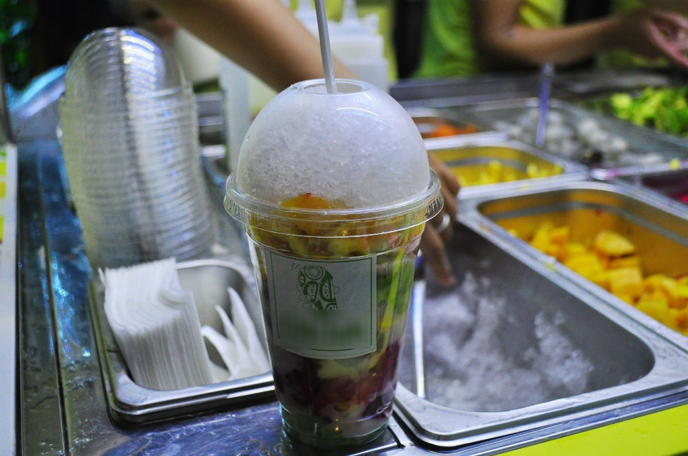 ... và bỏ đá, đậy nắp cốc cho khách. Lúc này khách chỉ cần tìm chỗ ngồi và nhẩn nha thưởng thức cốc hoa quả dầm, đủ no. Nhiều người nhận xét, với mức giá 35.000 đồng, hoa quả dầm ở đây đúng là 