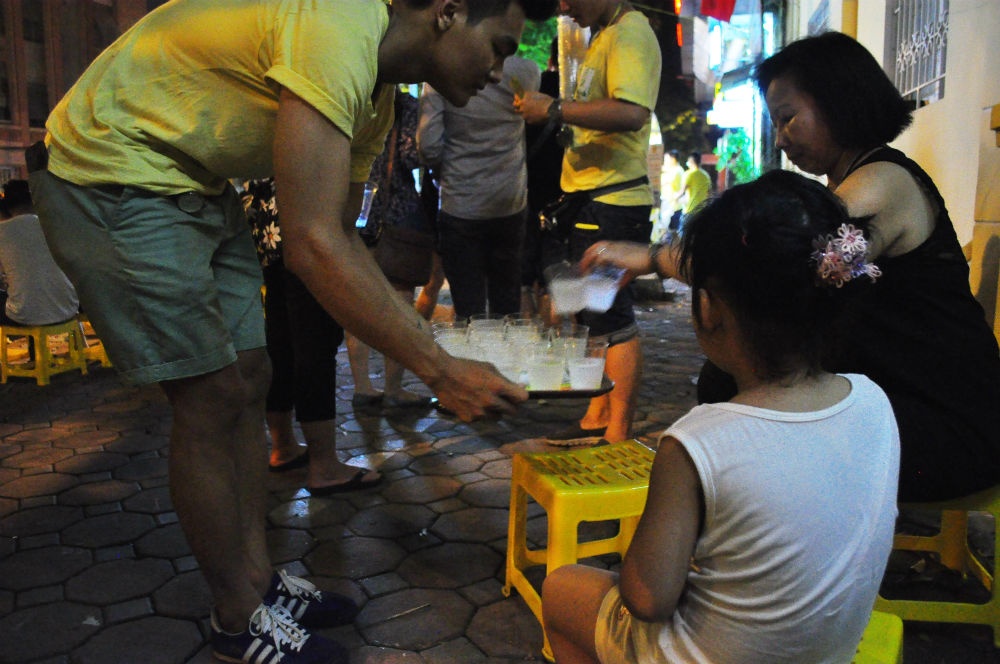 Hoặc ai có người thân xếp hàng rồi thì nhân viên phục vụ nước miễn phí khi chờ đợi.