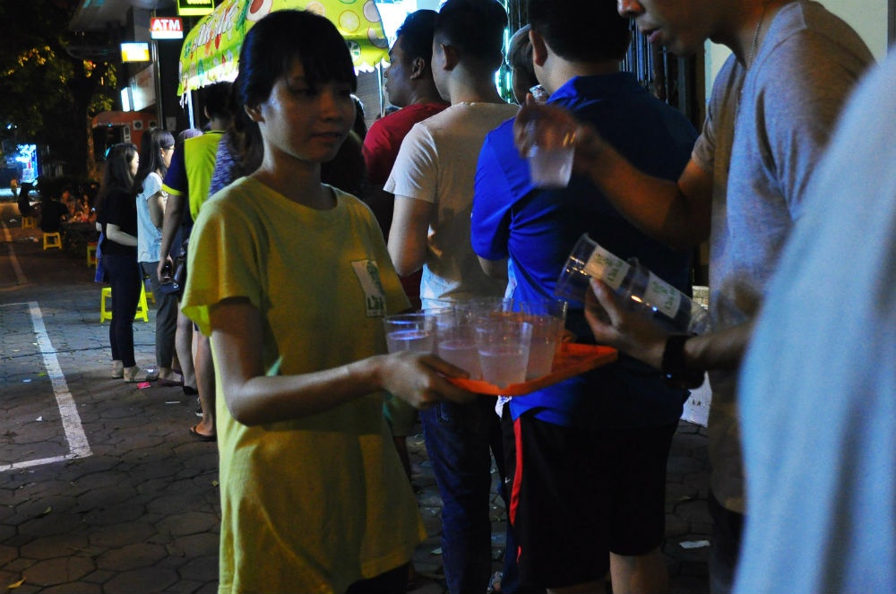 Điểm cộng nữa là vỉa hè phố Ngô Quyền vô cùng rộng rãi, thoáng mát, rất hợp gu ẩm thực vỉa hè của giới trẻ Hà Nội. Nhân viên quán lại nhiệt tình, bạn sẽ được họ mời nước lọc để 