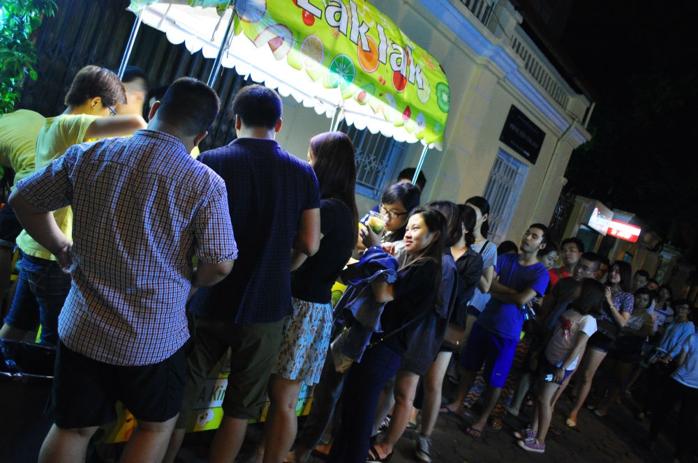 Quán này mới mở chừng một tháng nay, đơn thuần chỉ bán hoa quả dầm - món giải nhiệt đã quá quen thuộc với người Hà Nội. Tuy nhiên điều khác biệt khiến quán thu hút khách lại là mô hình bán hàng rất đặc biệt và có thể nói là 