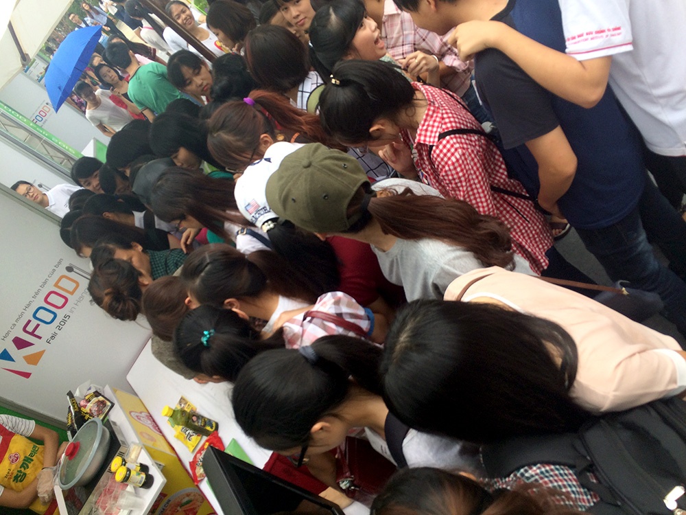 Chen chuc xep hang tai Le hoi am thuc Han Quoc hinh anh