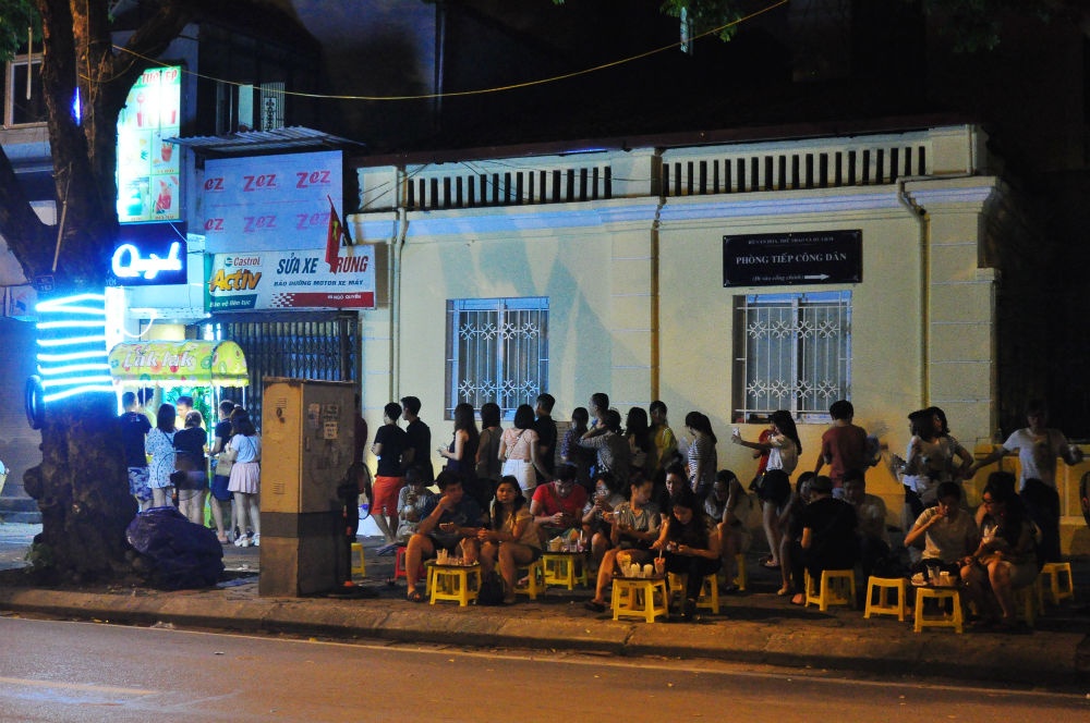 Khoảng 1 tháng nay, nếu ngang qua phố Ngô Quyền (đoạn giao với Trần Hưng Đạo, Hà Nội) vào buổi tối, ai đó đều thấy tò mò vì một đoạn vỉa hè người ngồi đông đúc, tiếng nhạc xập xình và đặc biệt là khung cảnh dòng thanh niên nam nữ xếp hàng dài 