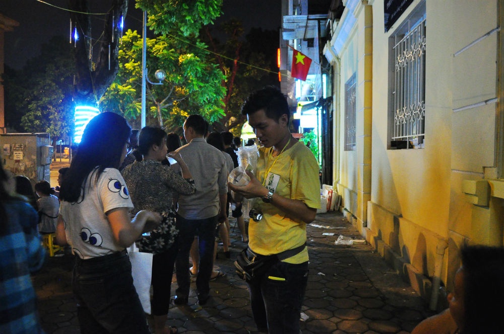 Đến đây, sau khi được chỉ dẫn gửi xe thì sẽ có ngay nhân viên quán ra hỏi khách đi mấy người và mua mấy cốc hoa quả dầm. 