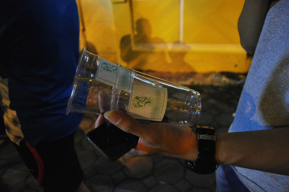 Sau đó, khách được phát những chiếc cốc nhựa rồi bắt đầu hành trình xếp hàng chờ được tự múc hoa quả theo ý.