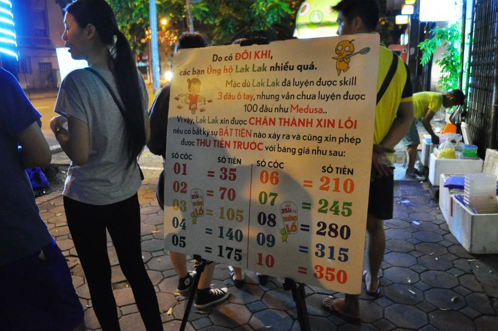 Giá mỗi cốc hoa quả dầm là 35.000 đồng, khách phải thanh toán trước. Quán đông nên chủ quán phải để bảng thông báo về việc thu tiền trước kèm bảng báo giá sẵn các 