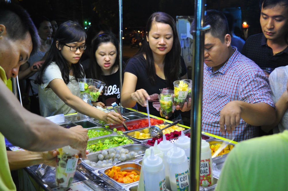 Hoa quả thái sẵn, để trong khay. Khách đến lượt mình là được tự chọn và tự tay múc thoải mái loại mình yêu thích. 