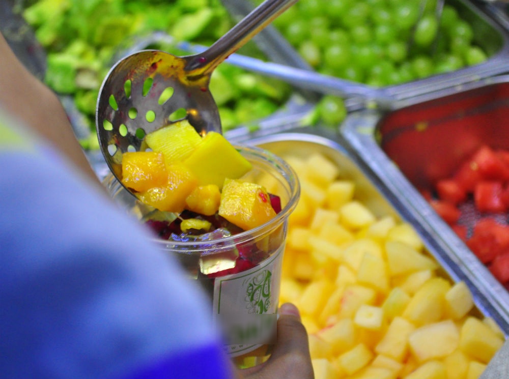 Đa số các khách đều cố gắng lấy đầy...