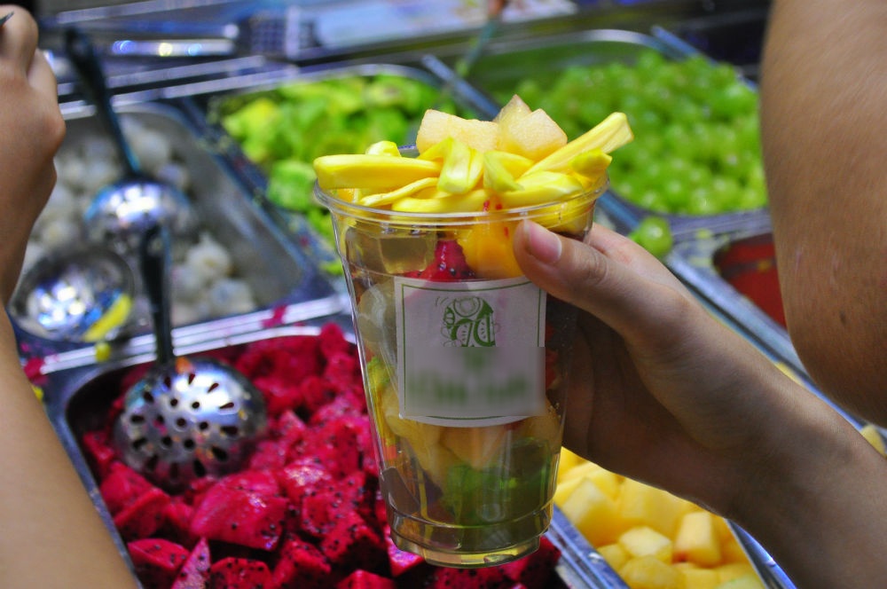 ... thậm chí đầy đến có ngọn. Chiếc cốc nhựa khá lớn, đủ để khách cảm thấy 