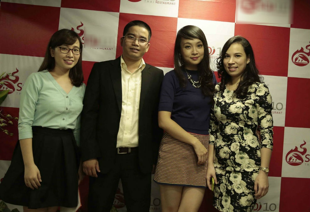 Tối qua (18/9), xuất hiện trong sự kiện khai trương Nhà hàng ẩm thực Thái Lan Soi10 (Huỳnh Thúc Kháng, Hà Nội), nữ quán quân Masterchef 2014 Minh Nhật đã gây chú ý với khách mời bằng màn trổ tài cùng các món ăn Thái. Điều thú vị là những món ăn này người đẹp chỉ mới được ăn tức thì và chưa từng chế biến.