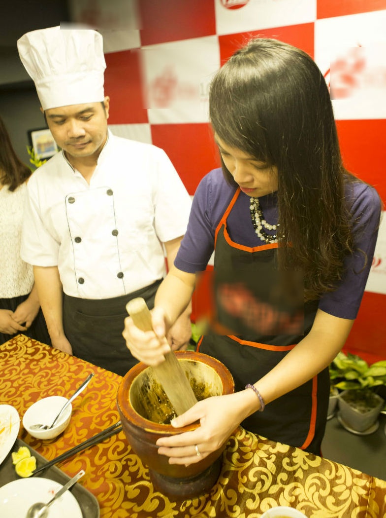 Dù chưa từng làm món cua cà ri và đứng cạnh đầu bếp chuyên nghiệp người Thái, Minh Nhật vẫn rất tự tin thể hiện.