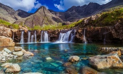 Skye (Scotland): Bên cạnh cây hoa tạo nên những gam màu trầm cuốn hút, Skye còn gây ấn tượng bởi vô vàn vách đá với hình thù kỳ dị. Bức tranh của Skye vào mùa thu luôn độc đáo với sự hòa quyện giữa cây, hoa và đá.