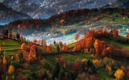 Maramures (Romania): Mùa thu ở Maramures lãng mạn lạ thường khi nơi đây là sự hòa quyện giữa những ngôi nhà nhỏ lãng mạn cùng vô vàn cây hoa đa sắc. Cả vùng hệt như một bức tranh.