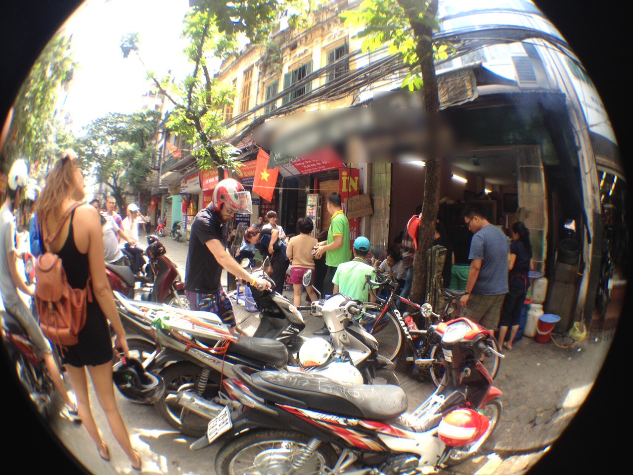 Lượng khách đông, xe cộ không thể xếp trước cửa tiệm nên tới đây, việc đầu tiên là bạn sẽ được nhân viên ghi vé và yêu cầu nộp lại chìa khóa xe để họ đem đi gửi cho tiện.