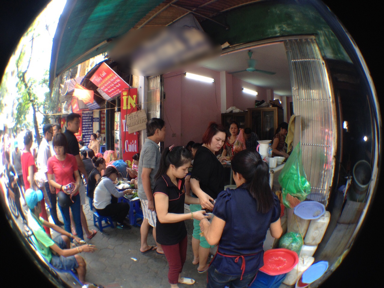 Mỗi ngày cứ tầm 12h trưa, nếu tạt qua số 34 Hàng Than, bạn luôn có dịp mục sở thị khung cảnh tấp nập của quán ăn đắt khách nhất con phố này - tiệm Bún Chả Tuyết. Quán không thuộc nhóm gia truyền lâu đời nhưng rất nổi tiếng ở khu phố cổ 5-7 năm nay.