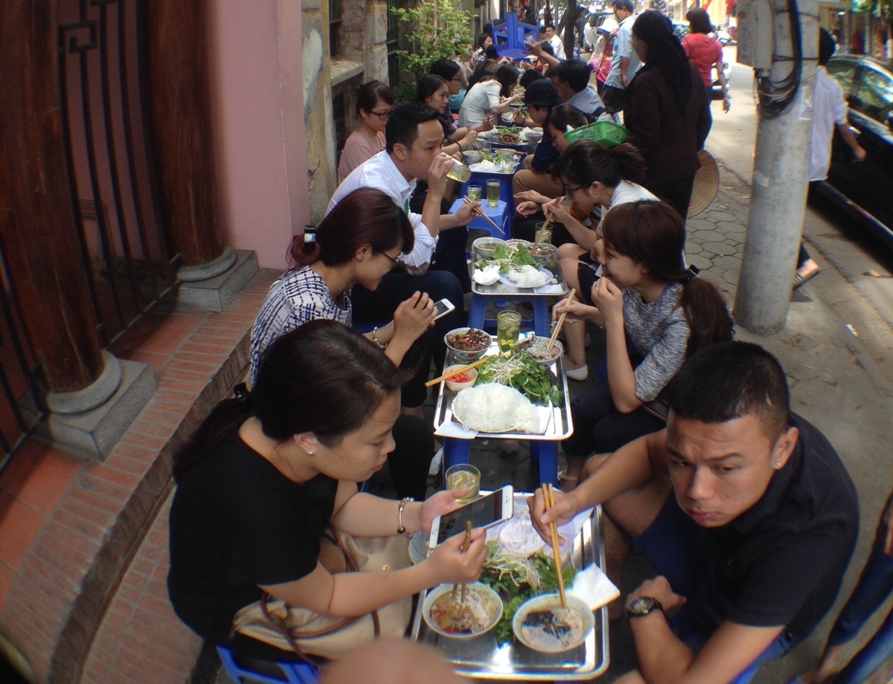 Quan bun cha via he Hang Than dong kin khach hinh anh