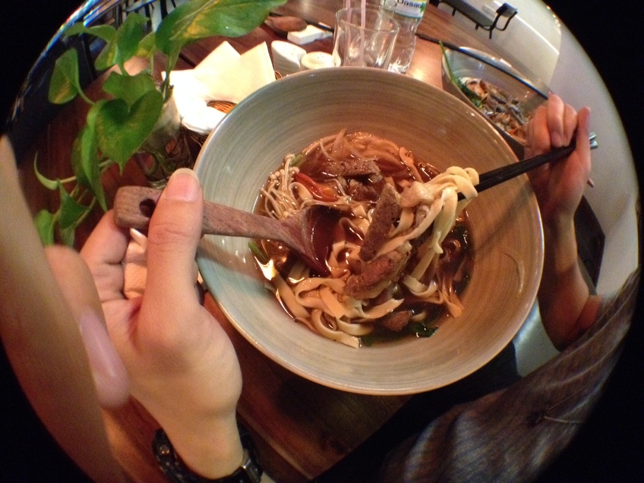 Menu chủ đạo tại đây gồm các món mỳ như mỳ xá xíu, mỳ gà quay, mỳ bò bít tết... Điểm đặc biệt là sợi mỳ tươi của tiệm có đến 4 loại và đa sắc màu - mỳ trứng truyền thống, mỳ rau chân vịt, mỳ cà rốt, mỳ đậu đen tương ứng với 4 màu vàng, xanh, cam, đen.