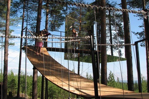 5. Khách sạn cây ở Thụy Điển: Nếu bạn có một giấc mơ được ở trong một ngôi nhà trên cây thì bạn có thể thực hiện điều đó ở miền bắc Thụy Điển. Căn phòng của khách sạn này cao 6 mét so với mặt đất. Chi phí mỗi đêm ở khách sạn này là 550$.