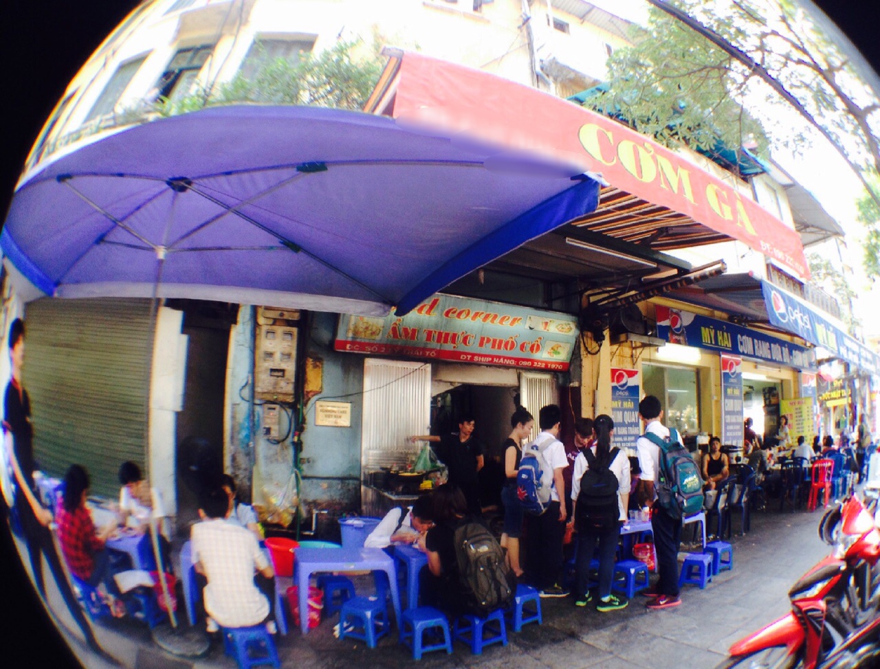 Quán cơm này nằm đầu phố Lý Thái Tổ, đoạn ngã tư giao với Lò Sũ. Buổi trưa và tối đều rất đông khách, dọc bàn nhựa kê dài suốt dọc vỉa hè thường xuyên kín chỗ. Nơi đây được tiếng ngon rẻ, nhờ vậy cũng là địa chỉ yêu thích của nhiều bạn học sinh các trường cấp 3.