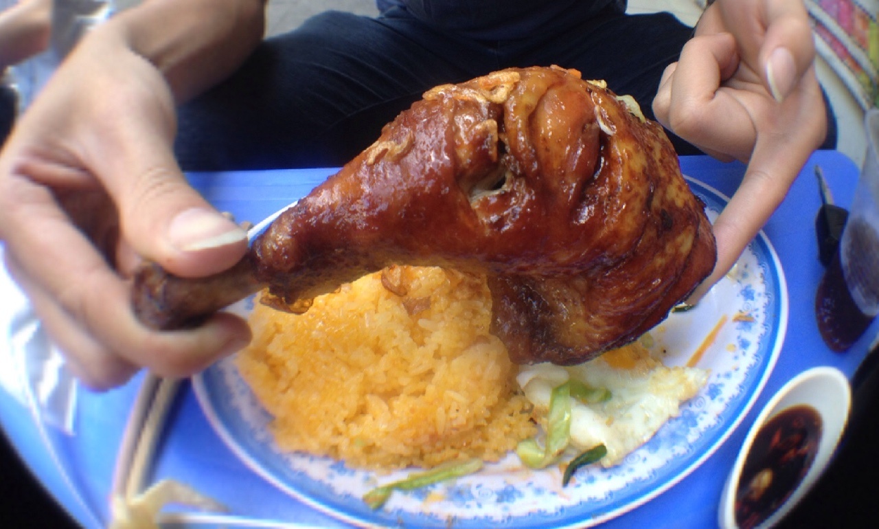 Com dui ga gia 35.000 dong via he Ly Thai To hinh anh