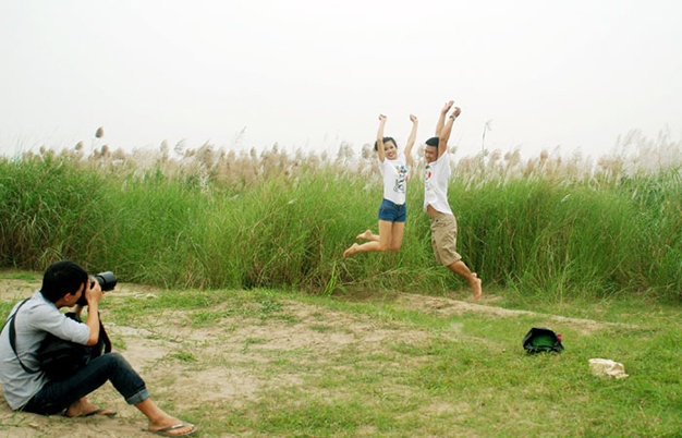 Đây cũng là thời điểm thích hợp để giới trẻ Hà thành thích thú ghi lại những khoảnh khắc đẹp bên cánh đồng cỏ lau ngay bãi giữa sông Hồng.