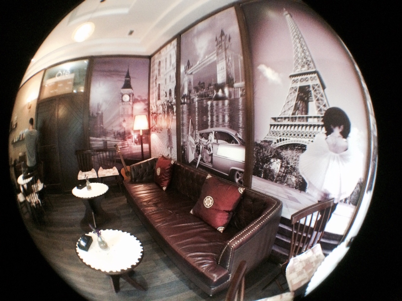 Quan ca phe phong cach Au cua chang trai xuong thuy tinh hinh anh