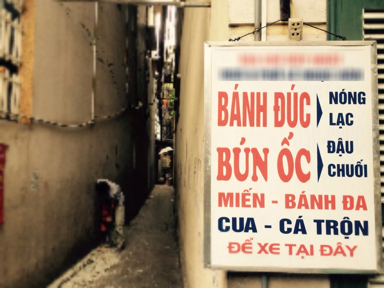 Rất nổi tiếng nên dù nằm khuất trong ngõ nhỏ, quán bánh đúc Lê Ngọc Hân vẫn được nhiều thực khách tìm đến mỗi ngày. Lối vào chật hẹp, khách tới phải để xe bên ngoài rồi lững thững đi bộ khoảng 30 m mới tới quán.