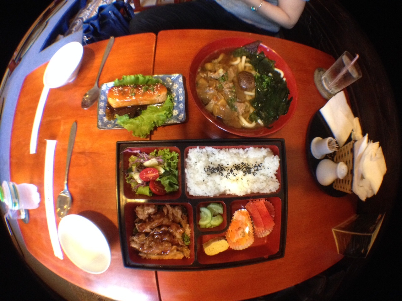 Quan com bento Nhat am cung, gia phai chang hinh anh