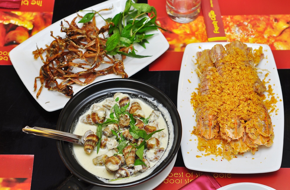 Thực đơn nhà hàng rất phong phú và dễ nhận thấy mang âm hưởng của các món hải sản Sài Gòn.