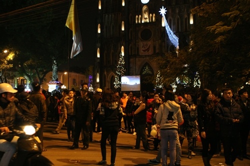 Mỗi dịp lễ Giáng Sinh về, những nhà thờ cổ kính ở Hà Nội lại trở thành những điểm tham quan hút khách bậc nhất. Là trung tâm của các hoạt động Công giáo tại Hà Nội và các vùng phụ cận, Nhà thờ Lớn Hà Nội là nơi được trang hoàng lộng lẫy nhất. Những cây thông lớn được trang trí cầu kỳ, lung linh. Sau đêm Noel, du khách sẽ được tận hưởng những món ăn ngon ở các tuyến phố gần đó như phố Ấu Triệu, phố Lý Quốc Sư, phố Nhà Thờ, Nhà Chung…