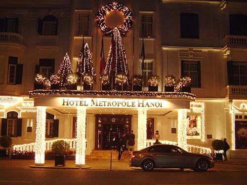 Khách sạn Sofitel Metropole từ lâu đã nổi tiếng là một trong những khách sạn đẹp nhất Hà Nội. Lễ Giáng sinh đến,  toàn bộ khu vực xung quanh Metropole thành một con đường ánh sáng lung linh huyền ảo. Du khách có thể chụp ảnh và  tận hưởng không khí Noel tràn ngập yêu thương, đầm ấm.