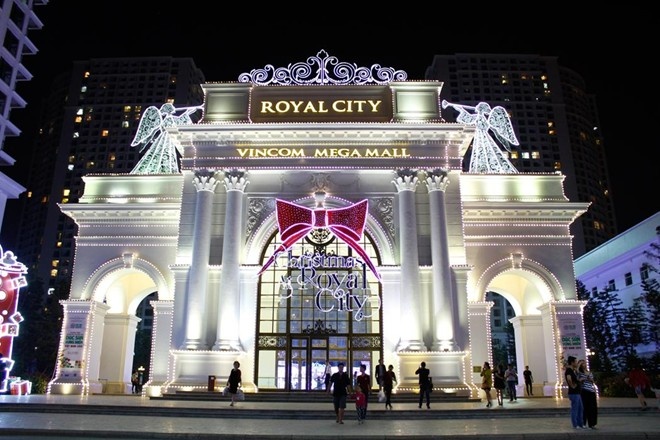 Royal City mùa Noel 2014 được trang trí hoành tráng với nhiều hạng mục như cây thông Noel khổng lồ, khu đài phun nước với hệ thống đèn hoành tráng... Đặc biệt là khu quảng trường Royal City được trang trí hoành tráng hơn hẳn mọi năm.
