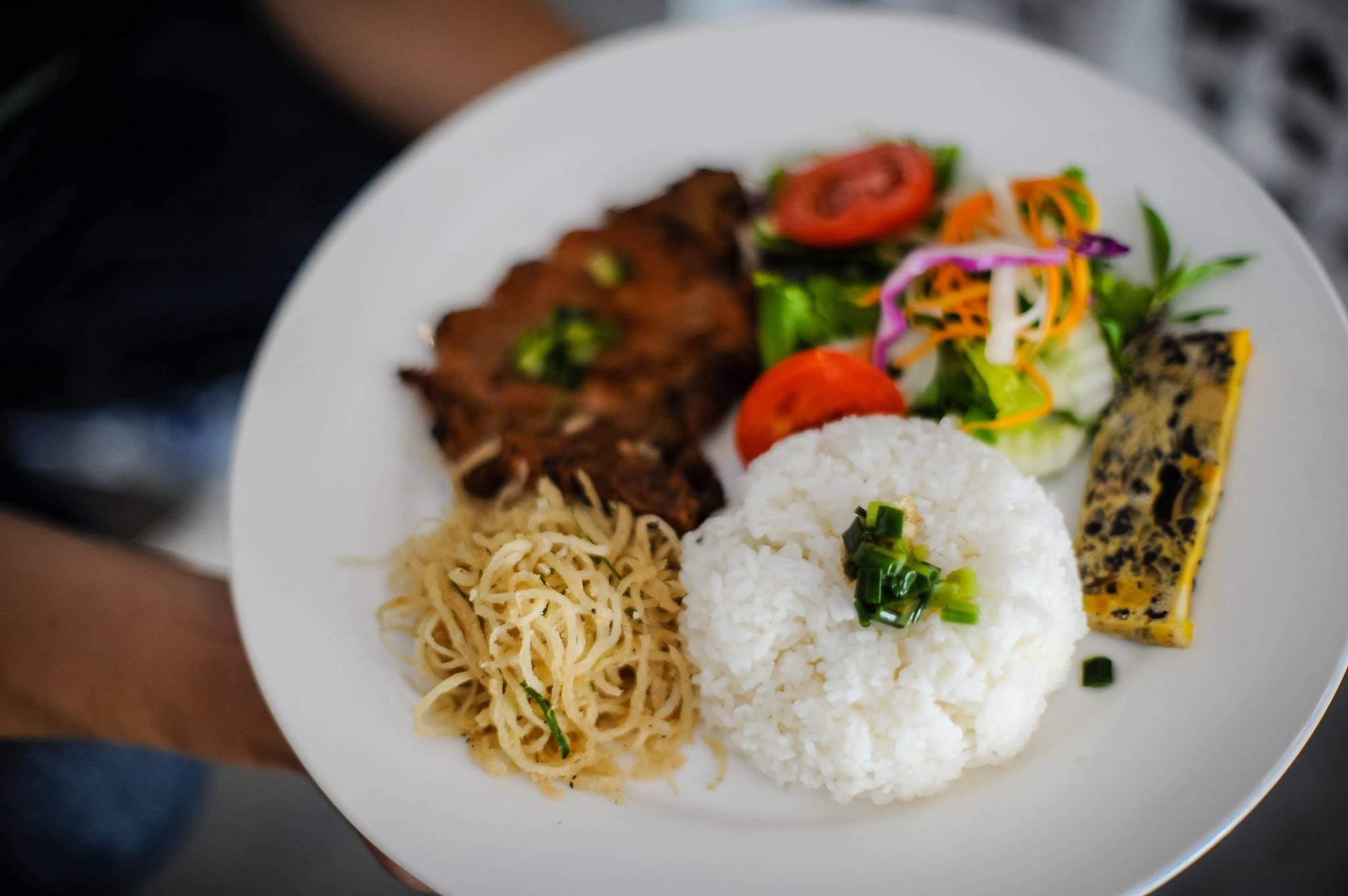 Phá lấu ngon, lại miệng nhưng chỉ hợp làm bữa lót dạ, ăn chơi. Còn khách công sở đến đây lại thường gọi cơm tấm hơn. Cơm tấm của quán có đủ sườn bì chả đúng điệu Sài Gòn.