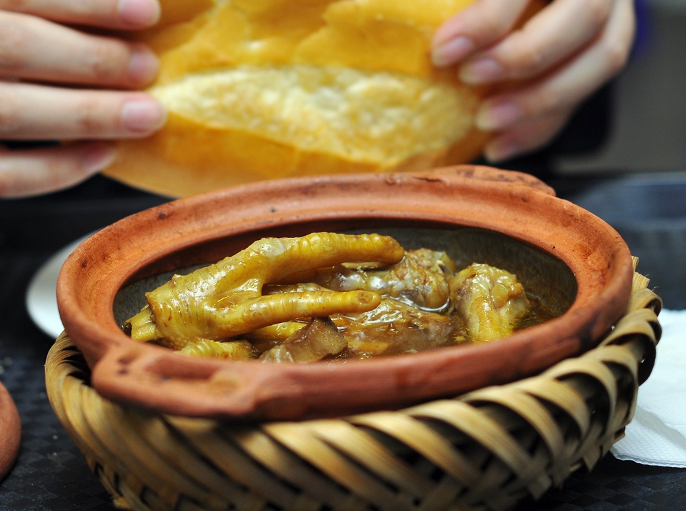 Ngon nhu banh mi chan ga mat ong 36.000 dong via he Bach Mai hinh anh