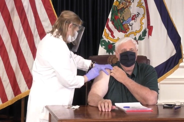 tiem vaccine Covid-19 anh 1