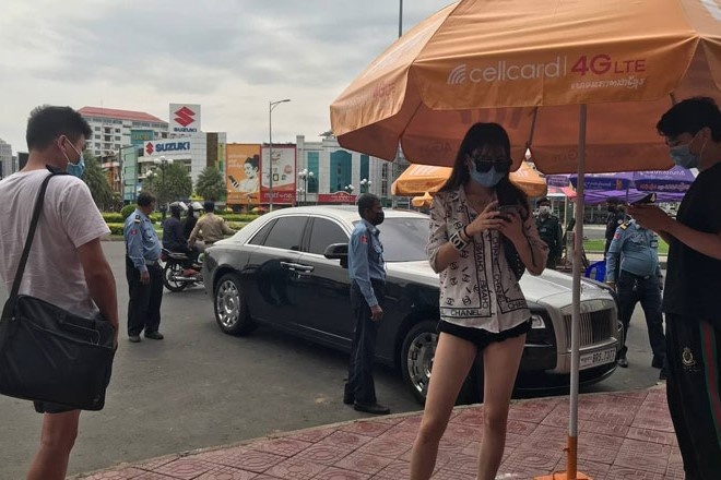 Campuchia bat giu si quan quan doi cho 3 nguoi Trung Quoc tren sieu xe hinh anh