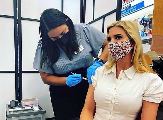 Ivanka Trump dang anh tiem vaccine Covid-19 hinh anh