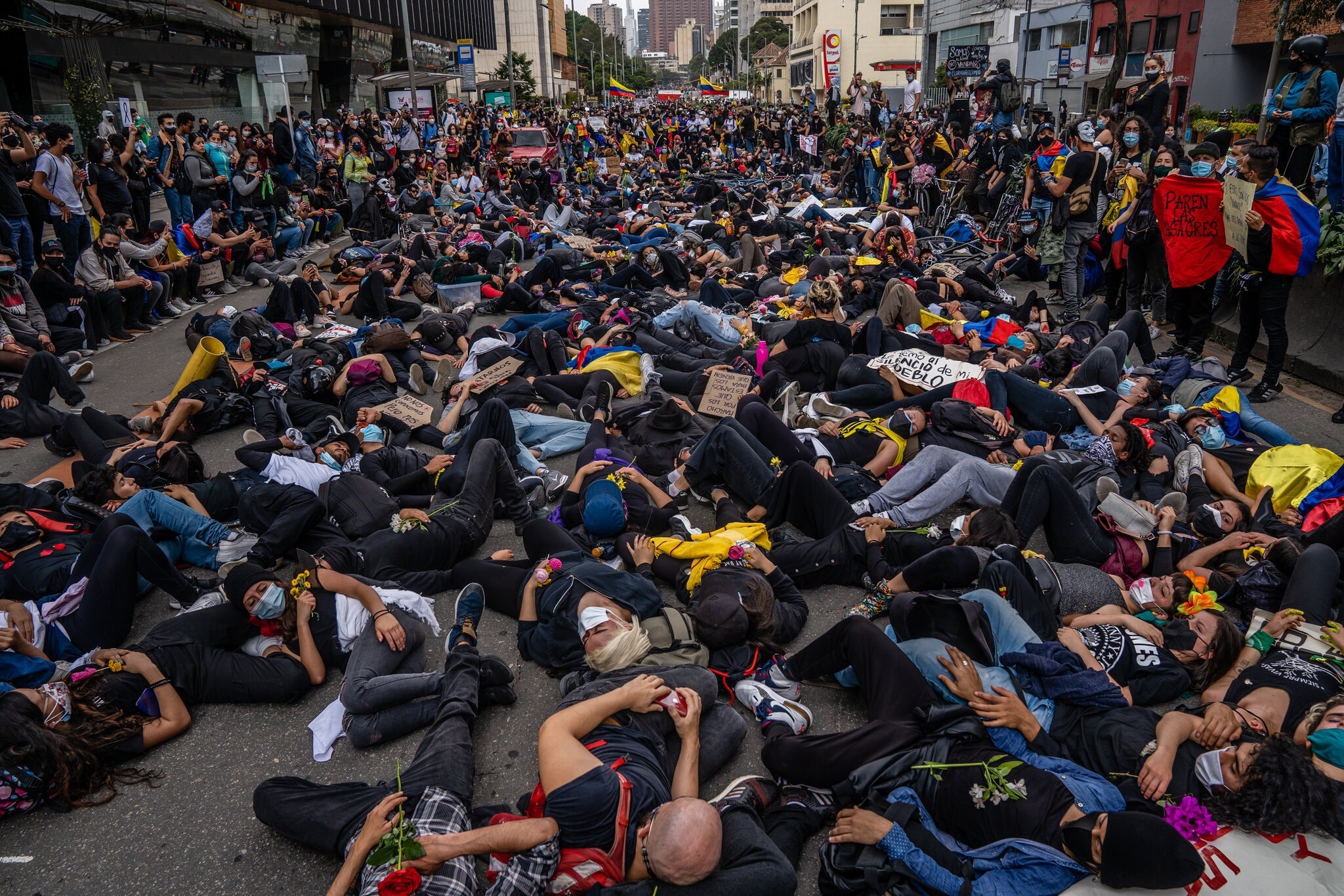 Don nen bi bung phat trong dan, canh sat Colombia dap lai bang sung hinh anh