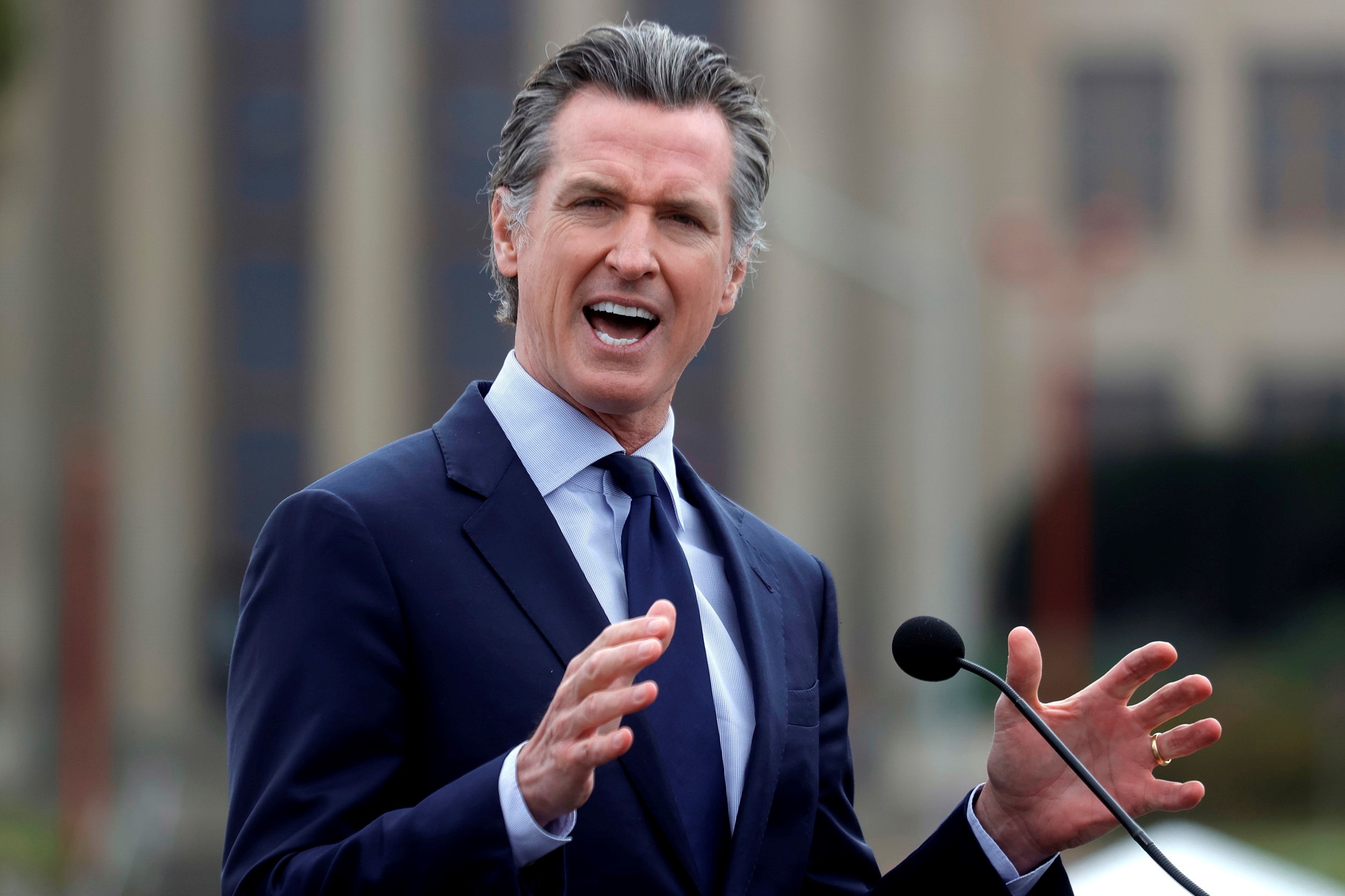 Thong doc California 'song sot' sau cuoc bo phieu phe truat hinh anh