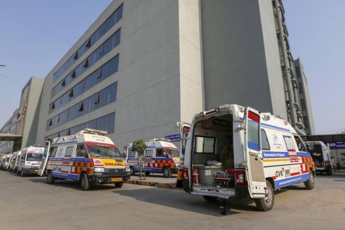 Buc anh hang chuc xe cuu thuong nam khong o An Do gay tranh cai hinh anh