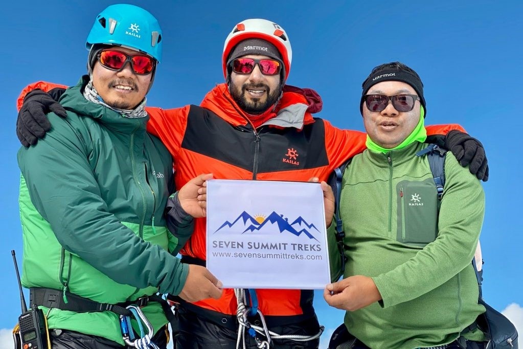 Hoang tu Bahrain chinh phuc do cao moi cua dinh Everest hinh anh