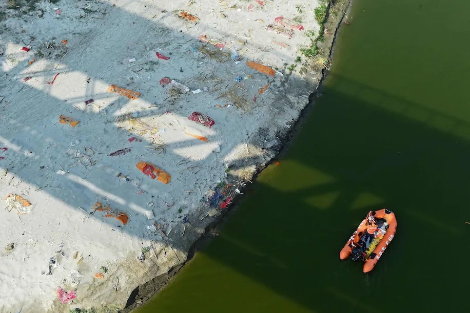 Hang loat thi the troi noi tren song Hang, ngu dan lo ngai ve nguon ca hinh anh